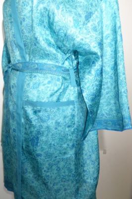 Kurzer Morgenmantel Seide hellblau-türkis, Kimonojacke Vintage aus Sariseide