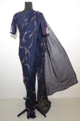 Dunkelblauer filigran bestickter Sari aus Seidenchiffon