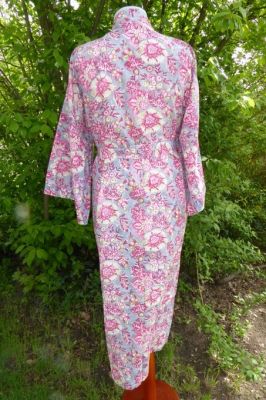 Morgenmantel aus Baumwolle grau-fuchsia mit floralen Mustern
