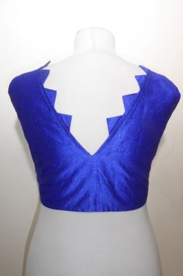 Saribluse 'Choli' blau mit gezacktem Ausschnitt