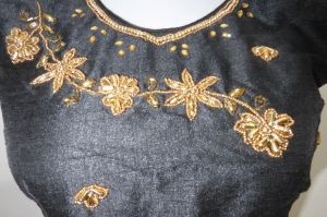 Saribluse 'Choli' schwarz mit goldenen Perlen