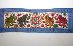 Wandbehang mit Elefanten-Motiv weiß mit blauem Rand