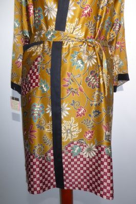 Kimono 'Bali' gold mit floralen Mustern, Morgenmantel aus Baumwollsatin mit Seidenanteil