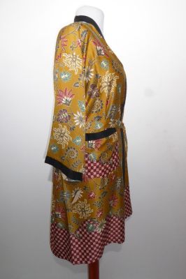 Kimono 'Bali' gold mit floralen Mustern, Morgenmantel aus Baumwollsatin mit Seidenanteil