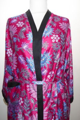 Kimono 'Bali' fuchsia mit floralen Mustern, Morgenmantel aus Baumwollsatin mit Seidenanteil