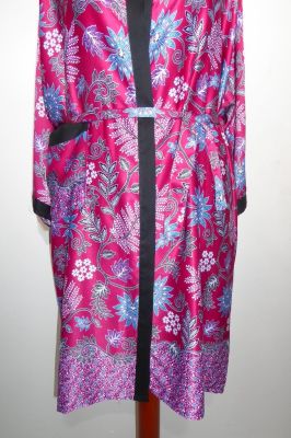 Kimono 'Bali' fuchsia mit floralen Mustern, Morgenmantel aus Baumwollsatin mit Seidenanteil