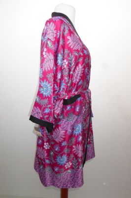 Kimono 'Bali' fuchsia mit floralen Mustern, Morgenmantel aus Baumwollsatin mit Seidenanteil