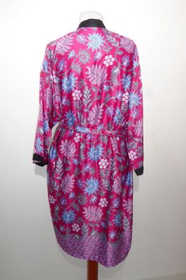 Kimono 'Bali' fuchsia mit floralen Mustern, Morgenmantel aus Baumwollsatin mit Seidenanteil