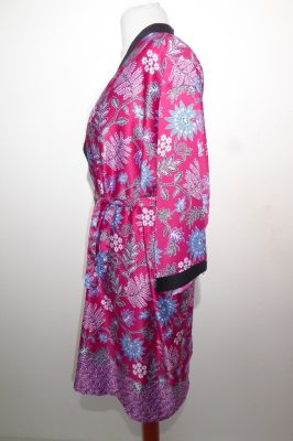 Kimono 'Bali' fuchsia mit floralen Mustern, Morgenmantel aus Baumwollsatin mit Seidenanteil