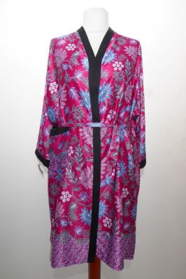 Kimono 'Bali' fuchsia mit floralen Mustern, Morgenmantel aus Baumwollsatin mit Seidenanteil