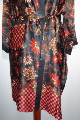 Kimono 'Bali' schwarz mit floralen Mustern, Morgenmantel aus Baumwollsatin mit Seidenanteil