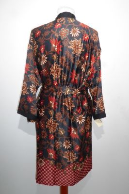 Kimono 'Bali' schwarz mit floralen Mustern, Morgenmantel aus Baumwollsatin mit Seidenanteil