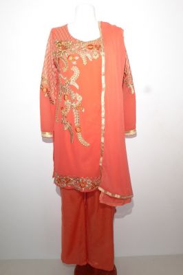 Zimtfarbenes Salwar Kameez mit Blütenstickerei in rot und türkis