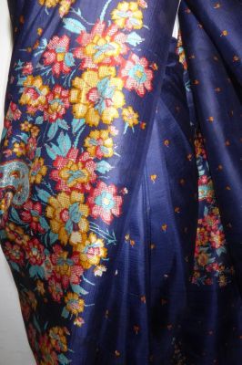 Seidensari dunkelblau mit Blumen und Paisleys