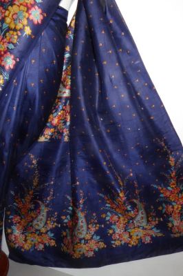 Seidensari dunkelblau mit Blumen und Paisleys