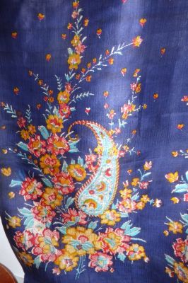Seidensari dunkelblau mit Blumen und Paisleys