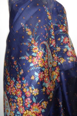 Seidensari dunkelblau mit Blumen und Paisleys