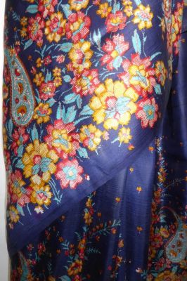Seidensari dunkelblau mit Blumen und Paisleys