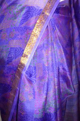 Seidensari violett mit Goldborte