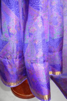 Seidensari violett mit Goldborte