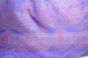 Seidensari violett mit Goldborte