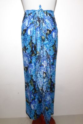 Bali Sarong schwarz mit blauen Blüten, Lungi mit floralen Mustern