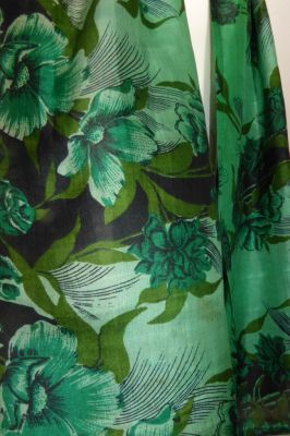 Grüner Seidenschal mit floralen Mustern