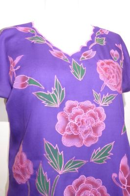 Sommertop mit Blumenstickerei - violett