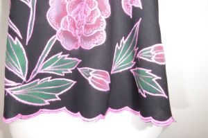 Sommertop mit Blumenstickerei - schwarz