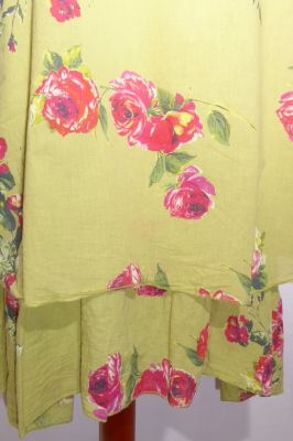 Ärmelloses Sommerkleid currygelb mit roten Blüten, Sommerkleid aus reiner Baumwolle