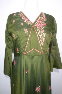 Bodenlanges indisches Kleid olivgrün mit Stickerei, Kleid 'Angrakah' aus reiner Viskose