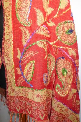 Wollschal 'boiled wool' bestickt rot-beige