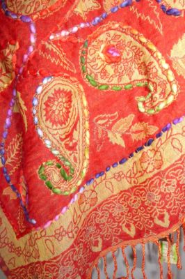 Wollschal 'boiled wool' bestickt rot-beige