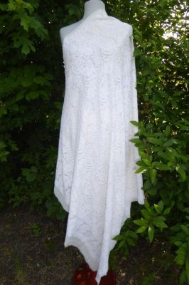 Indische Stola aus weißem Seidengeorgette mit hochwertiger Chikanstickerei