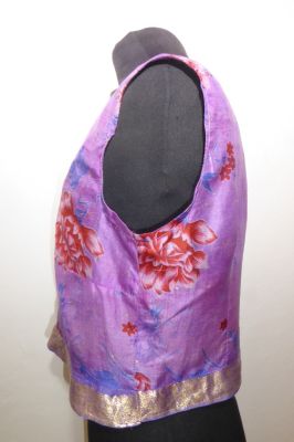 Seidentop flieder mit Blumenprint und Goldborte