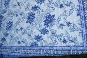 Quilt 'Blockprint' mit zwei Schauseiten - blau-weiß
