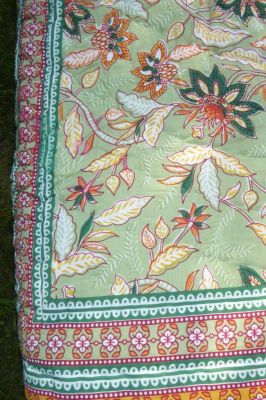 Quilt 'Blockprint' mit zwei Schauseiten - hellgrün-weiß