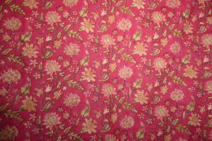 Baumwollstoff 'Jaipur' rubinrot mit floralen Mustern in rosé und hellgrün