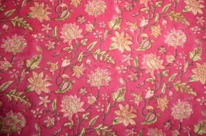 Baumwollstoff 'Jaipur' rubinrot mit floralen Mustern in rosé und hellgrün