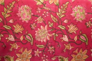Baumwollstoff 'Jaipur' rubinrot mit floralen Mustern in rosé und hellgrün