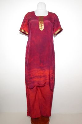 Salwar Kameez 2-teilig Kreppseide dunkelrot mit Goldbrokat (B-Ware), Punjabi aus indischer Sariseide dunkelrot