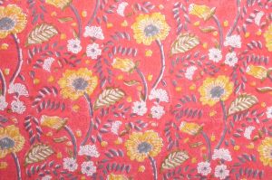Baumwollstoff 'Jaipur' hellrot mit floralen Mustern