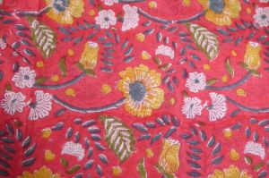 Baumwollstoff 'Jaipur' hellrot mit floralen Mustern