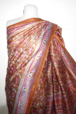 Seidensari rehbraun mit Paisley-Muster