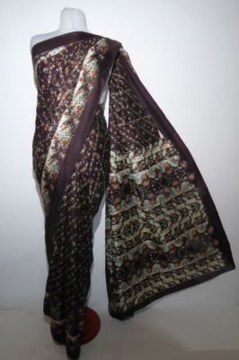 Seidensari dunkelbraun mit ausdrucksvollem Blumenmuster