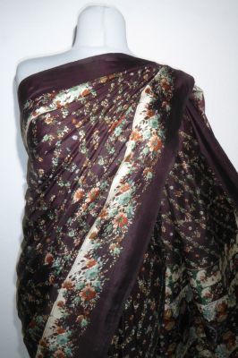 Seidensari dunkelbraun mit ausdrucksvollem Blumenmuster