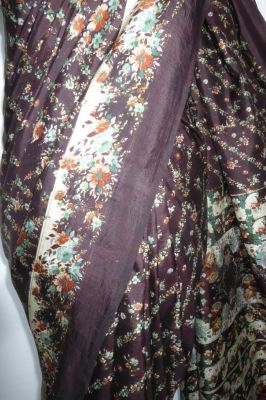 Seidensari dunkelbraun mit ausdrucksvollem Blumenmuster