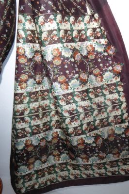 Seidensari dunkelbraun mit ausdrucksvollem Blumenmuster