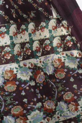 Seidensari dunkelbraun mit ausdrucksvollem Blumenmuster