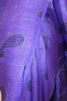 Seidensari violett mit Paisleys und Kreismustern